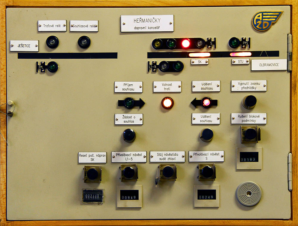 Ovládací panel traťového reléového zabezpečovacího zařízení mezi Heřmaničkami a <a href="/Tema/Ješetice (žst)">Ješeticemi</a>.