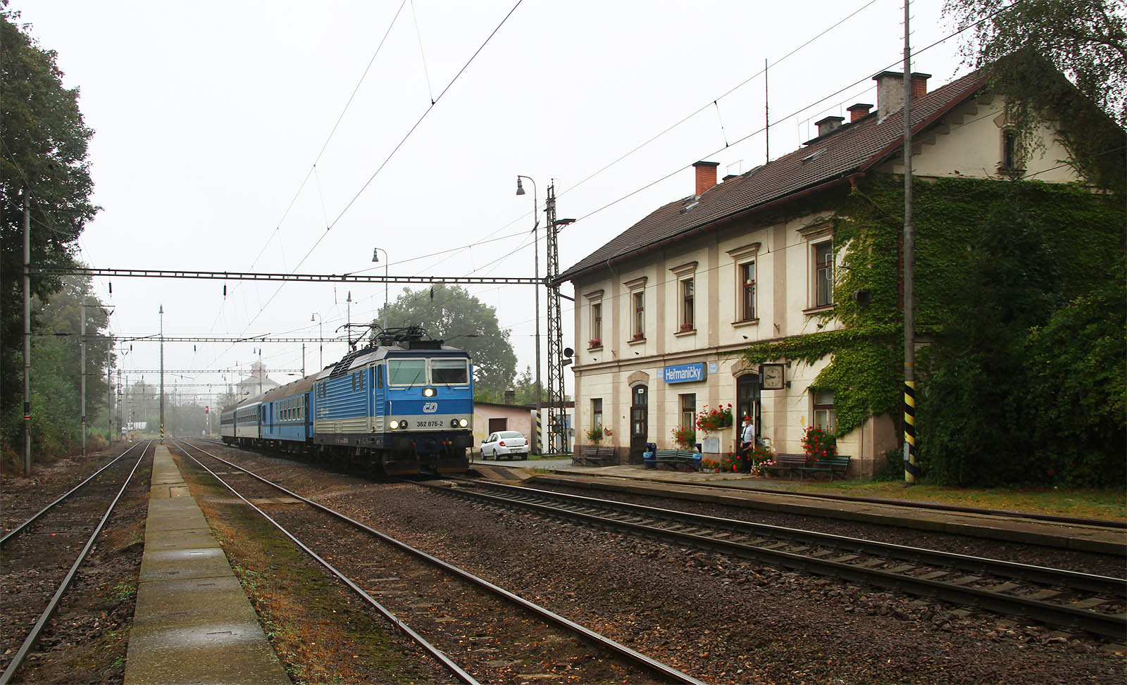 Třívozový Sp1831 Jordán opouští stanici Heřmaničky s minutovým zpožděním kalným ránem dne 17. září 2016.