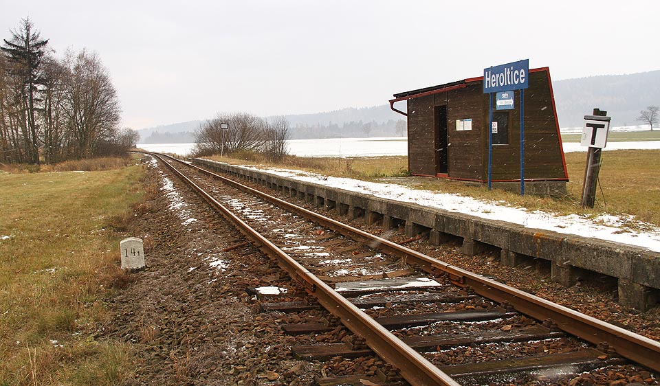 Zastávka Heroltice mezi vločkami prvního sněhu na podzim roku 2016.