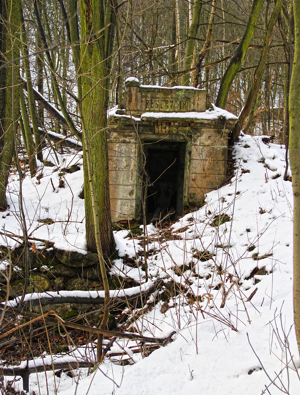 Povrchová část zaniklé vodárny připomíná malou kapličku. Stále čitelný nápis RESERVOIR odkazuje patrně na francouzský původ malebného technického díla, které sekunduje o desetiletí mladší sousedící <a href=/Tema/%C5%A0tola%20Jeze%C5%99%C3%AD>štole</a>.
