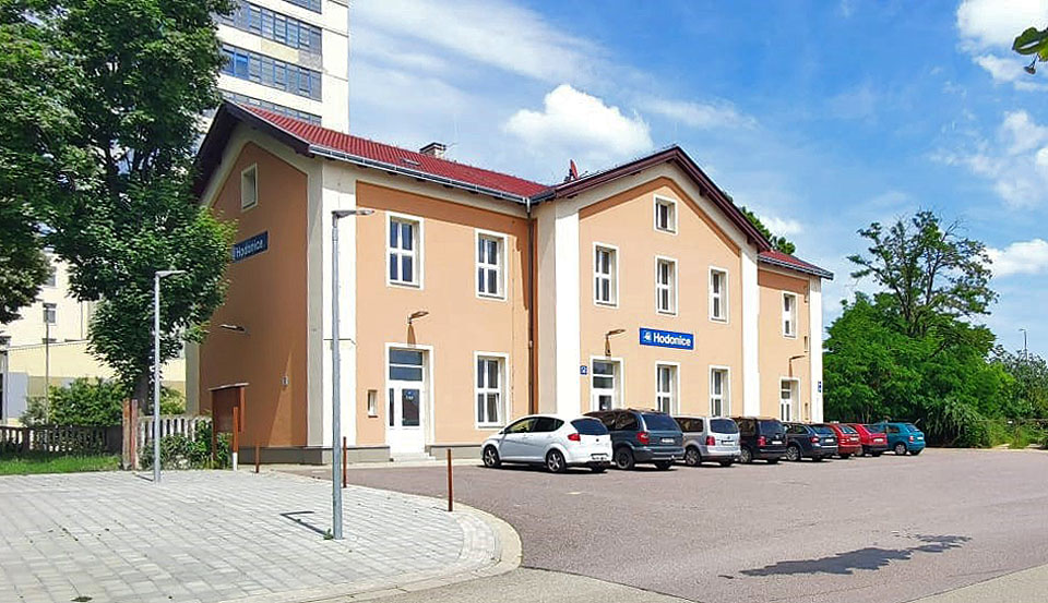 Pohled na výpravní budovu z prostoru obce - konkrétně z Nádražní ulice. Pohled na výpravní budovu z prostoru obce - konkrétně z Nádražní ulice.