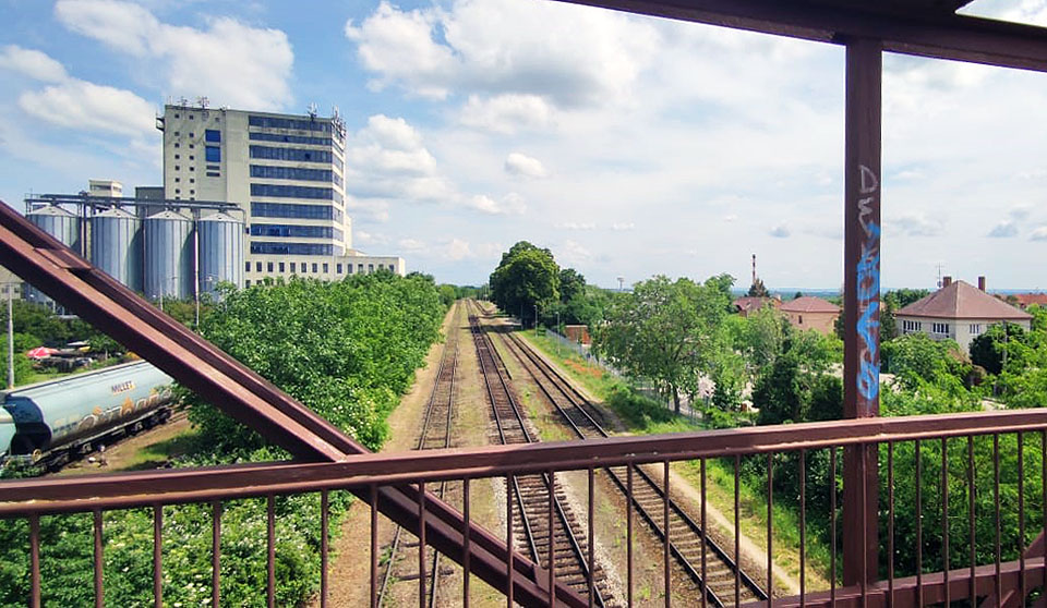 Loučíme se pohledem na kolejiště stanice, Nádražní ulici a monstrózní budovu sladovny, pod kterou stojí na vlečce vagóny firmy Millet. Loučíme se pohledem na kolejiště stanice, Nádražní ulici a monstrózní budovu sladovny, pod kterou stojí na vlečce vagóny firmy Millet.