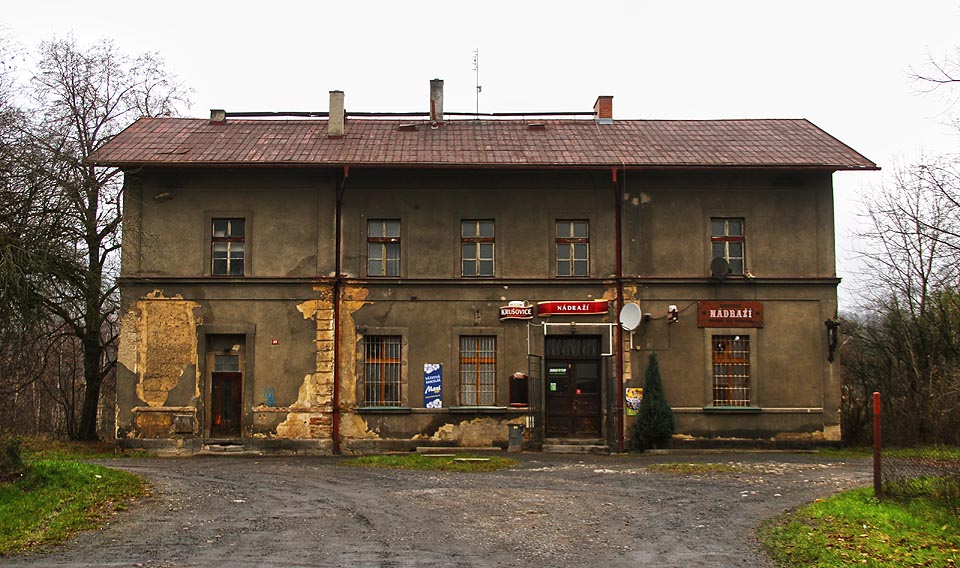 Budova stanice Horní Jiřetín dnes slouží jako hostinec.