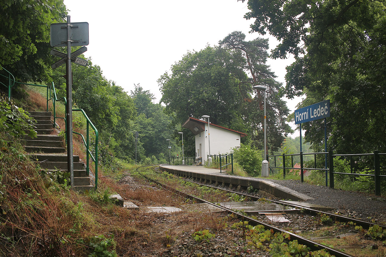 Zastávka se nachází ve strmém svahu mezi schody z Hradní ulice (vlevo na snímku) a stezkou na Heroldovo nábřeží. Zastávka se nachází ve strmém svahu mezi schody z Hradní ulice (vlevo na snímku) a stezkou na Heroldovo nábřeží.