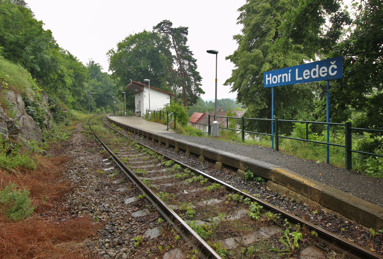 Krátké nástupištěn svojí délkou nepřesahuje 50 m, zpevněný povrch získalo až ve 21. století. Krátké nástupištěn svojí délkou nepřesahuje 50 m, zpevněný povrch získalo až ve 21. století.