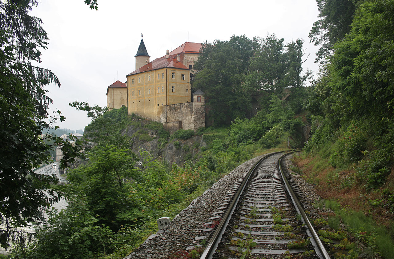 Západním směrem se v těsném sousedství zastávky nachází ledečský hrad, pod kterým prochází železnice <a href="/Tema/Hornoledečský tunel">Hornoledečským tunelem</a>.