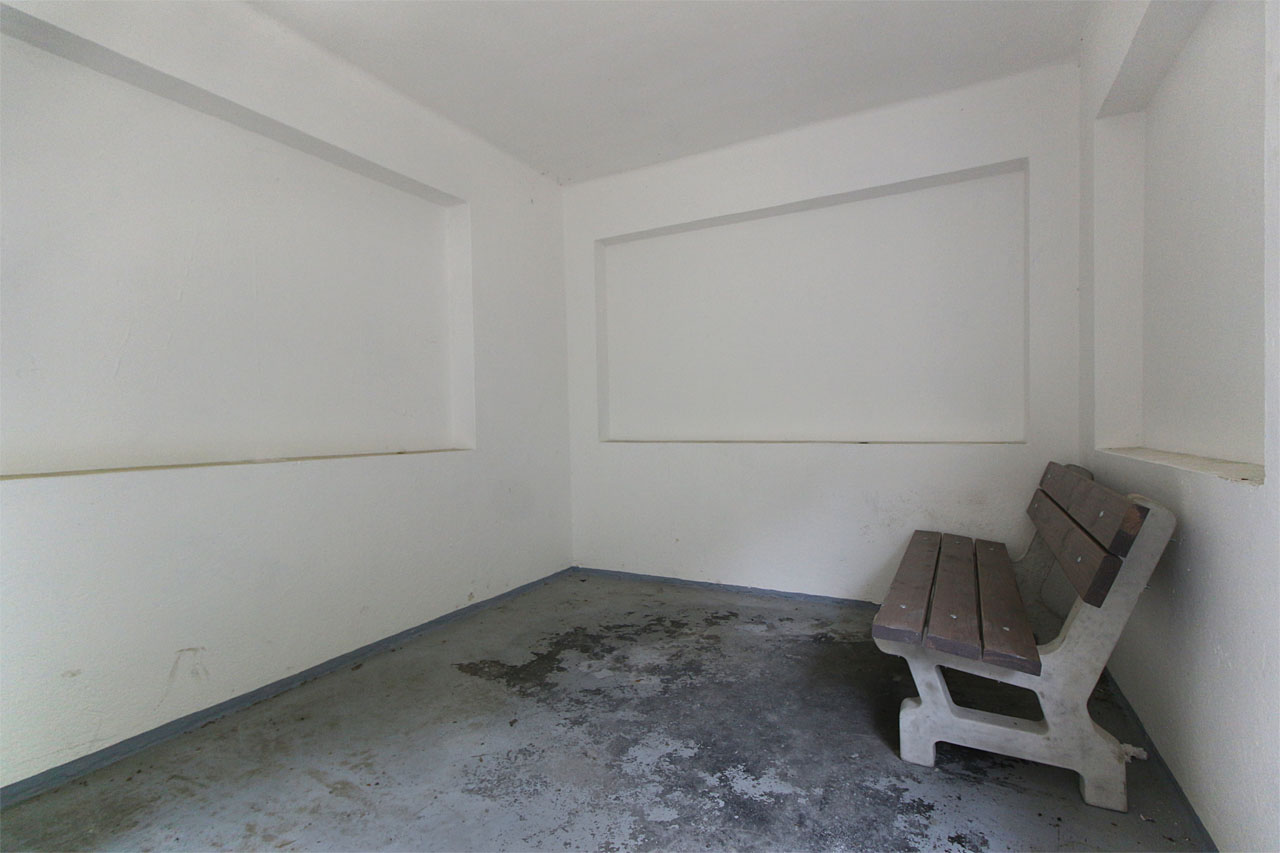 Vybavení je tu vskutku skromné, oceňujeme ovšem absenci vizuálního smogu v podobě nechtěných čmáranic i pokusů o výzdobu za každou cenu. Vybavení je tu vskutku skromné, oceňujeme ovšem absenci vizuálního smogu v podobě nechtěných čmáranic i pokusů o výzdobu za každou cenu.