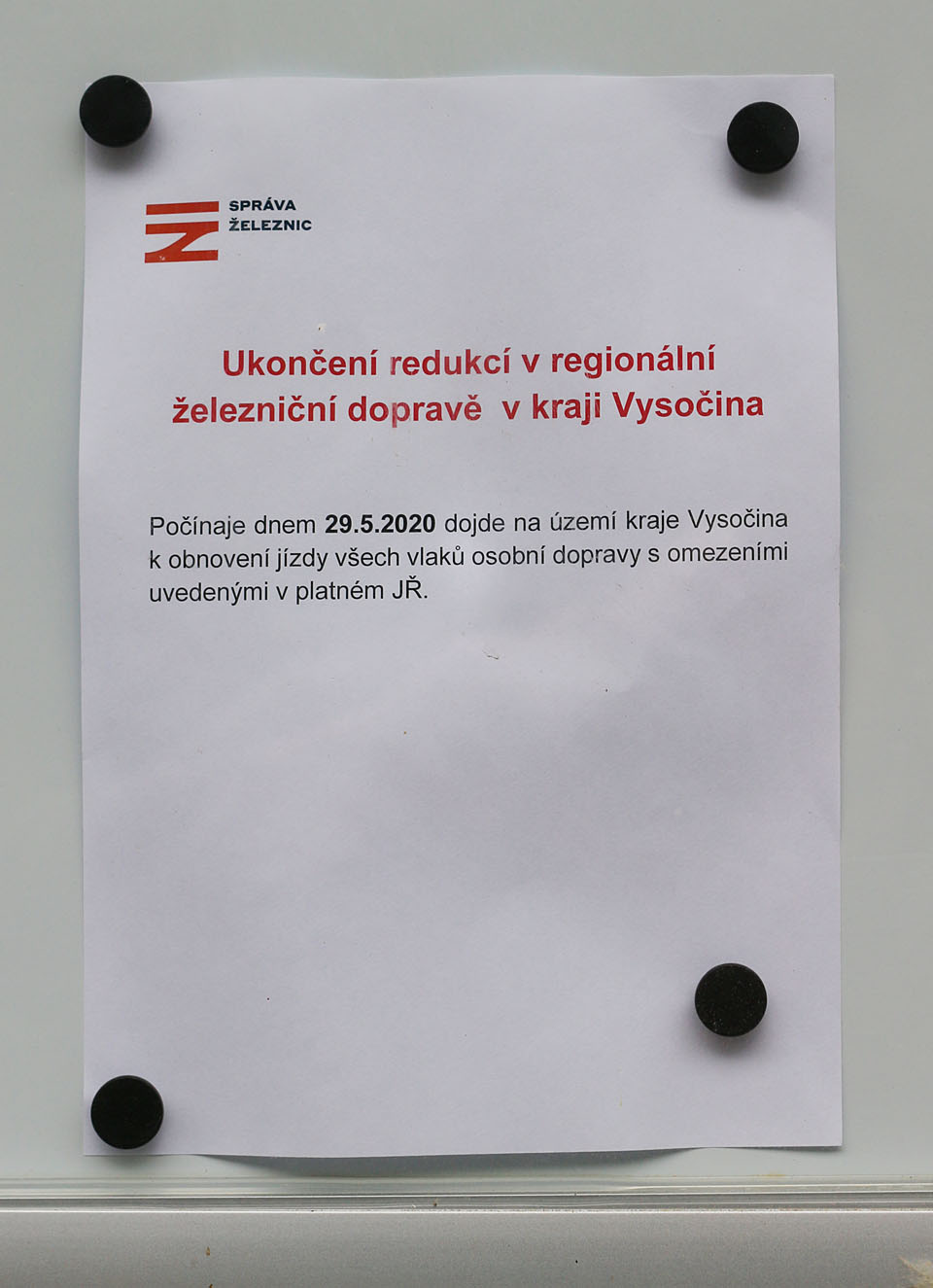 Na jaře 2020 došlo uprostřed pandemie k dočasnému rozvolnění a obnovení vlakových spojů před dalším rušením a omezováním na podzim. Na jaře 2020 došlo uprostřed pandemie k dočasnému rozvolnění a obnovení vlakových spojů před dalším rušením a omezováním na podzim.