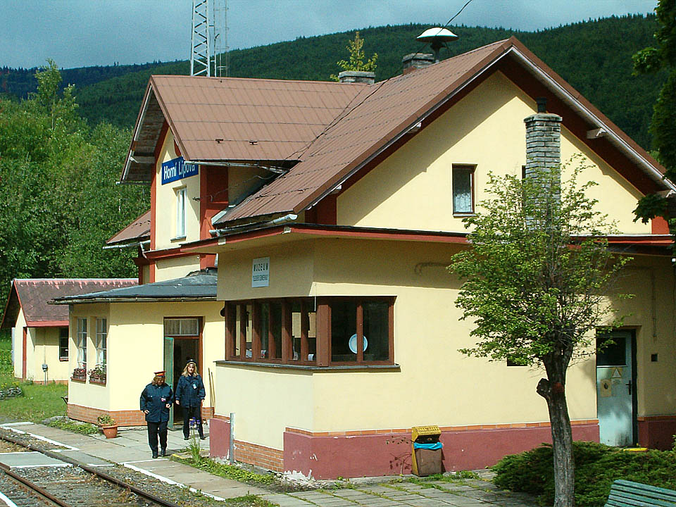 Staniční budova stanice Horní Lipová v létě roku 2006 s nově zřízeným Muzeem Slezského Semmeringu.