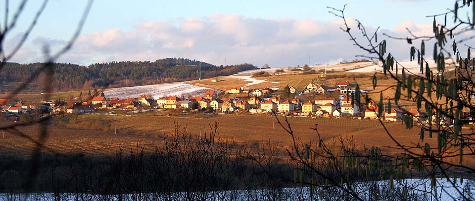 Pohled na Horní Loučky z nástupiště <a href=/Tema/Doln%C3%AD%20Lou%C4%8Dky%20%28%C5%BEzast%29>zastávky Dolní Loučky</a>.