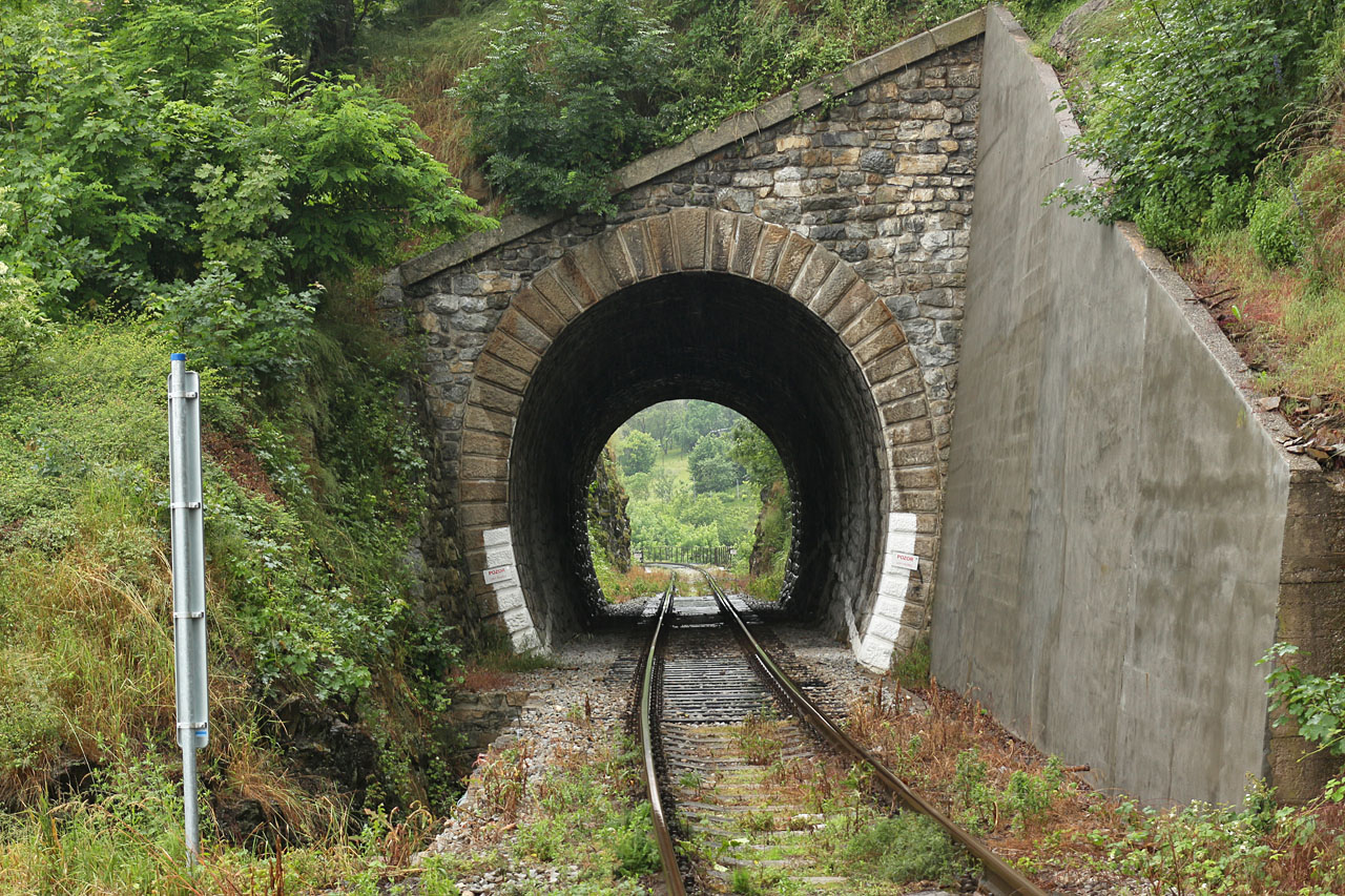 Se svojí délkou pouhých 30 m patří Hornoledečský tunel k nejkratším v Česku.