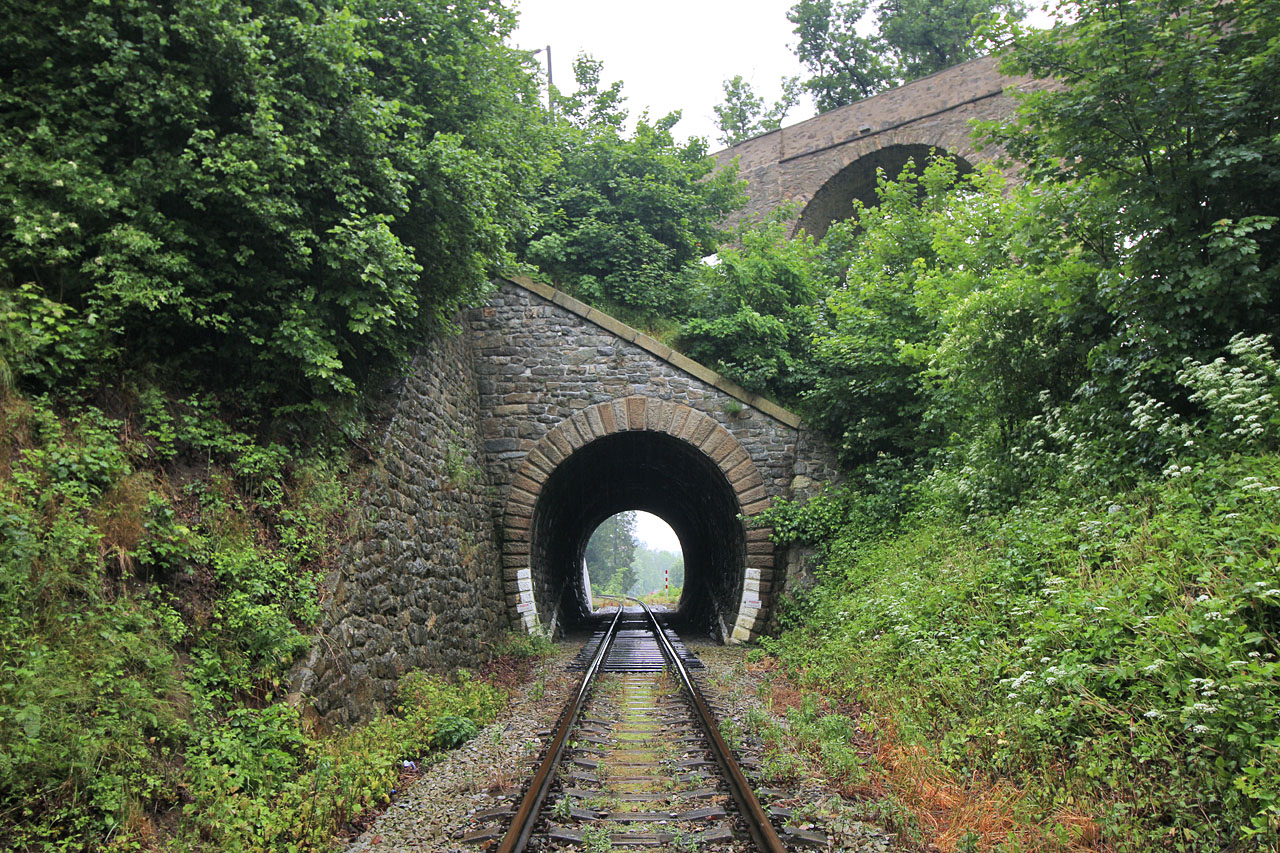 Opěry mostu proto dnes stojí přímo nad tunelem.