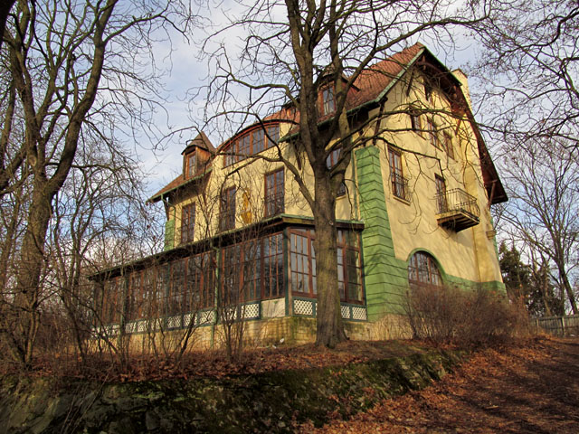 Snad by se dal styl, ve kterém byla vila v 90. letech 20. století zrekonstruována, nazvat novosecesí.