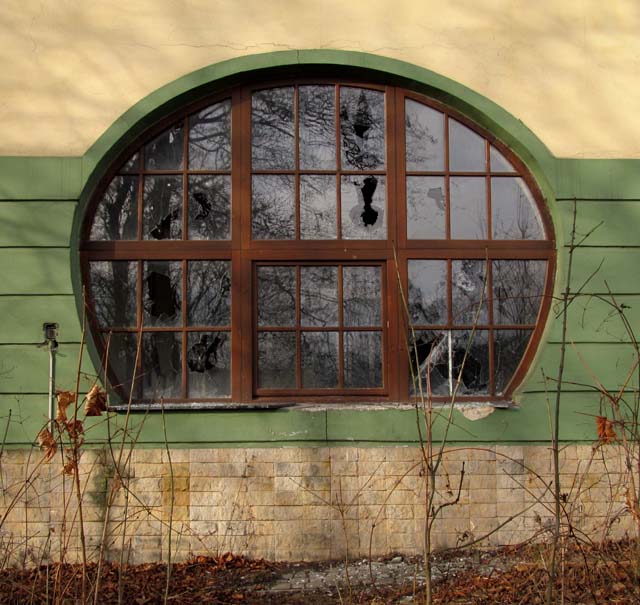 Počet rozbitých okenních tabulek roste od roku 2009 exponenciálním tempem.