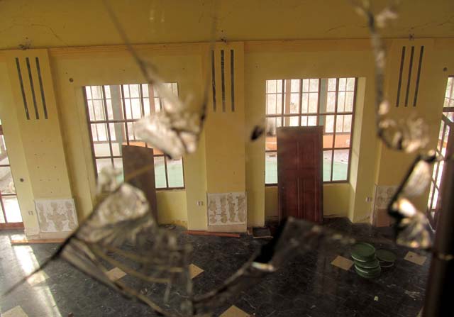 Secesní odkazy na dobu vzniku stavby jsou nepřehlédnutelné ani přes rozbité sklo.