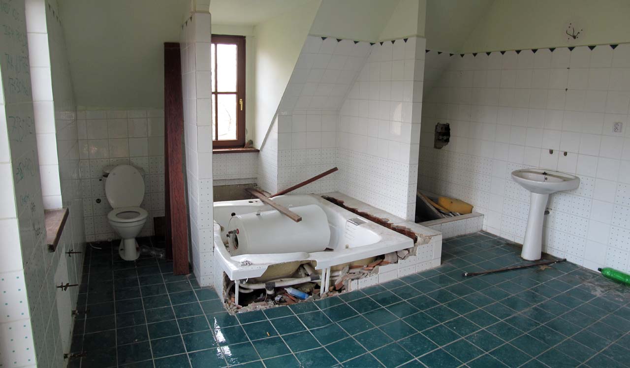 Koupelna o velikosti studentského bytu.