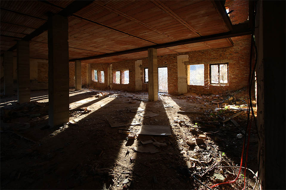 Paprsky chladného únorového slunce těsně nad obzorem krájí hotel na kusy jako narozeninový dort.