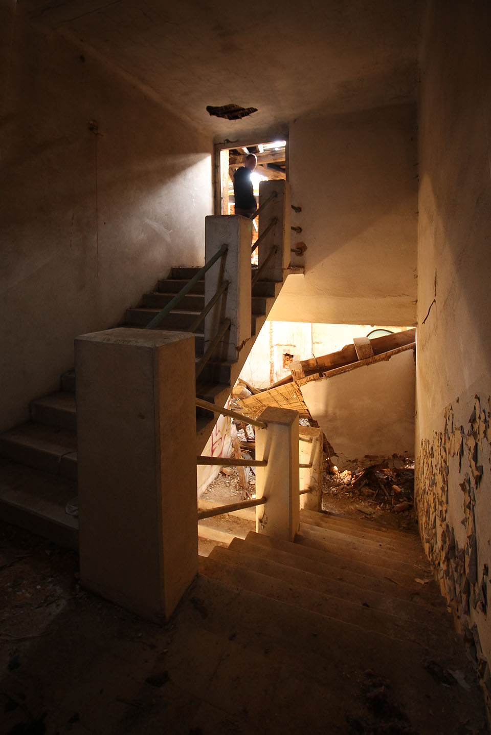 Styl schodiště s masivními skosenými betonovými sloupky s kulatými trubkami odkazuje k architektuře 20. let 20. století.