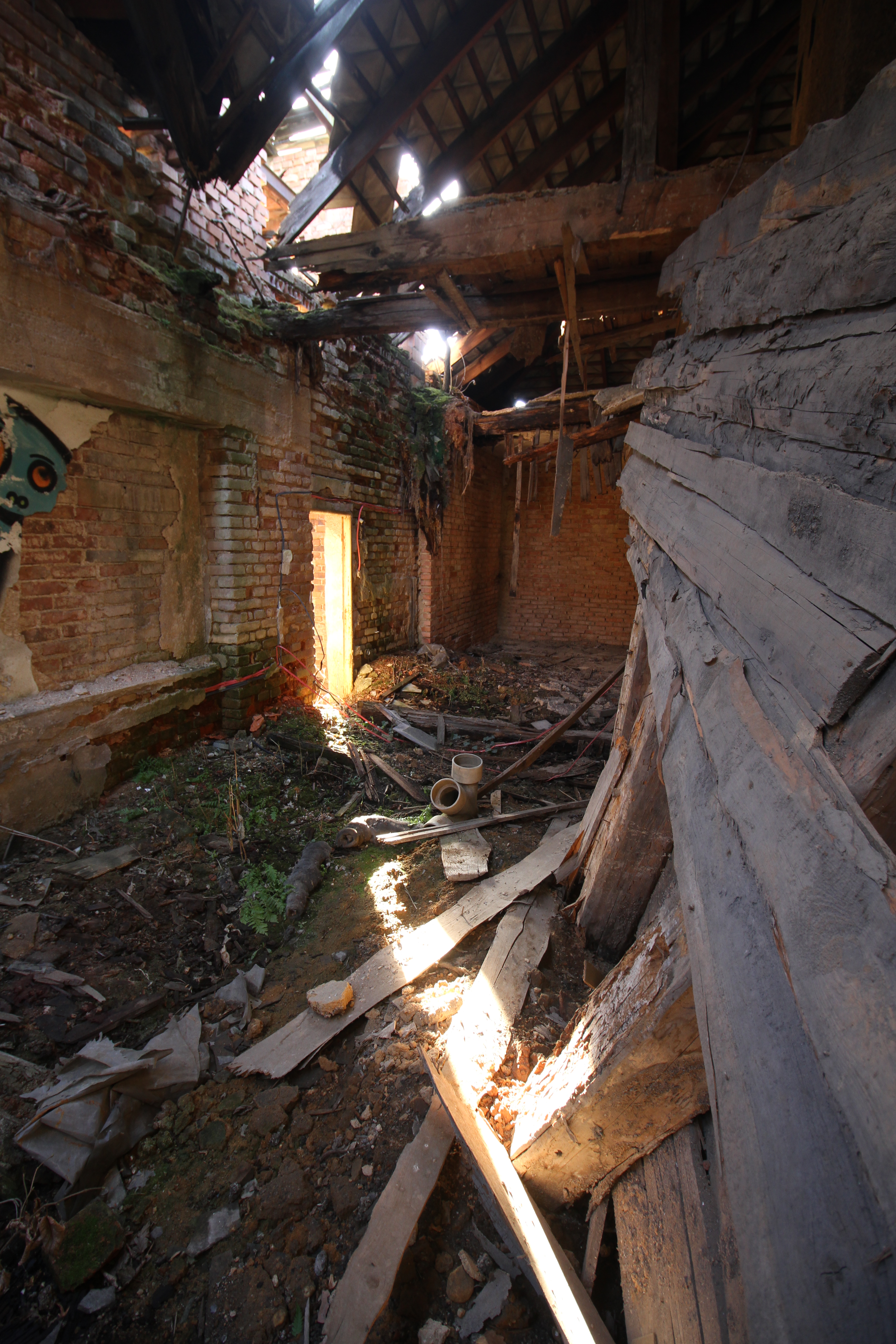 Chodba v patře mezi starší (vpravo) a mladší (vlevo) budovou hotelu.