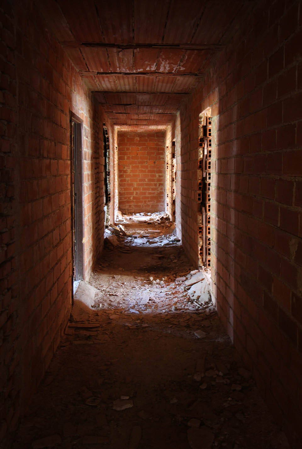 Chatrné stěny chodby vystavěné nově v 90. letech 20. století se loupou jako perníková chaloupka. Mnoho času jim nezbývá.