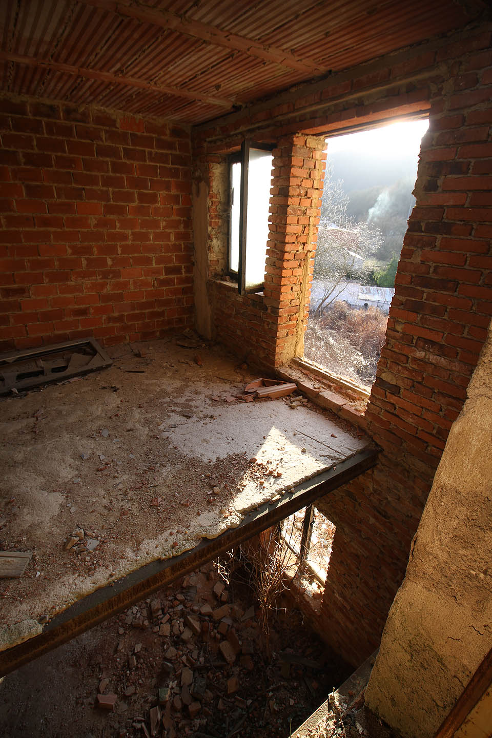 Podlahy z hurdisek nebyly tak úplně dokončeny. Je proto nanejvýš vhodné se dívat pod nohy.