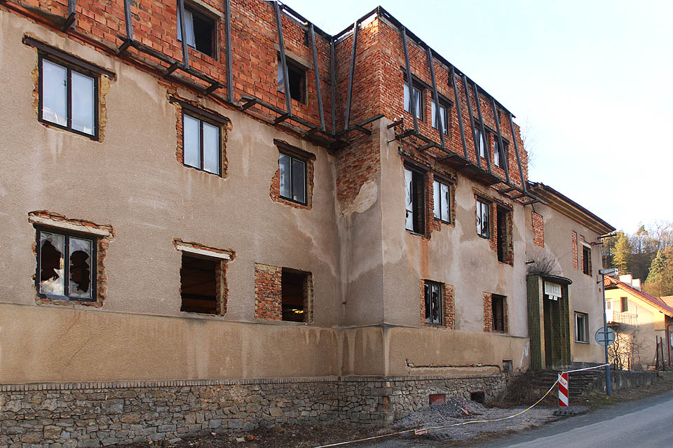 Kamenná podezdívka a čtvercová okna napovídají, že hlavní budova hotelu by mohla pocházet ze 40. až 50. let 20. století.