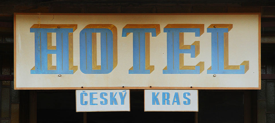 Hotel Český kras. Cedule nad vchodem je asi poslední zachovalou součástí kdysi honosné stavby.