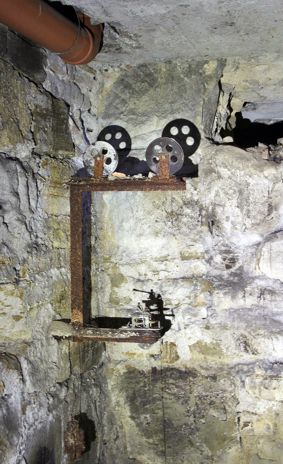 Tohle zařízení mělo asi na starost spouštění čerpadla na odpadní vodu, v závislosti na poloze plováku v jímce.