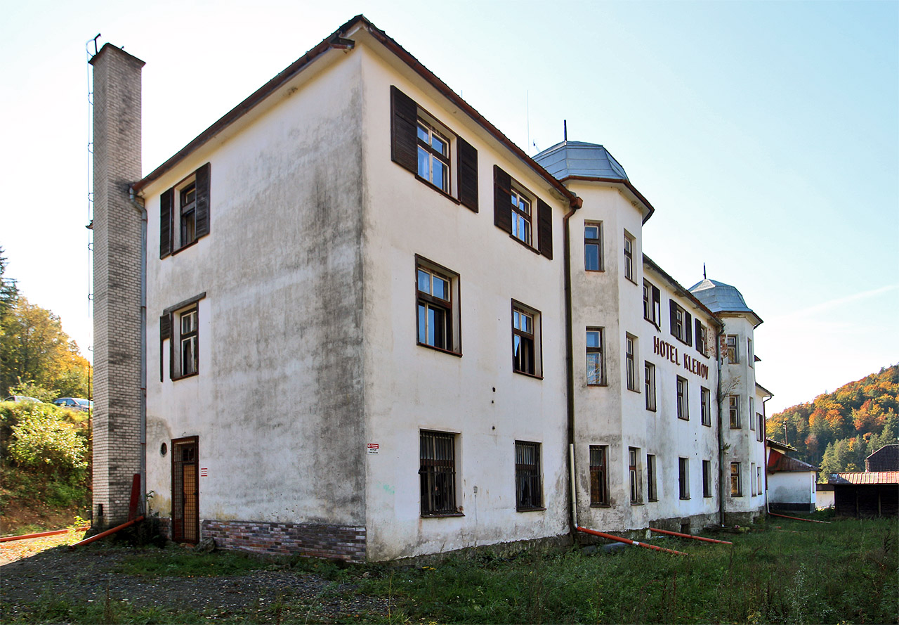 Při pohledu na hotel od severovýchodu zaujmou na první pohled dvě hranolové věže.