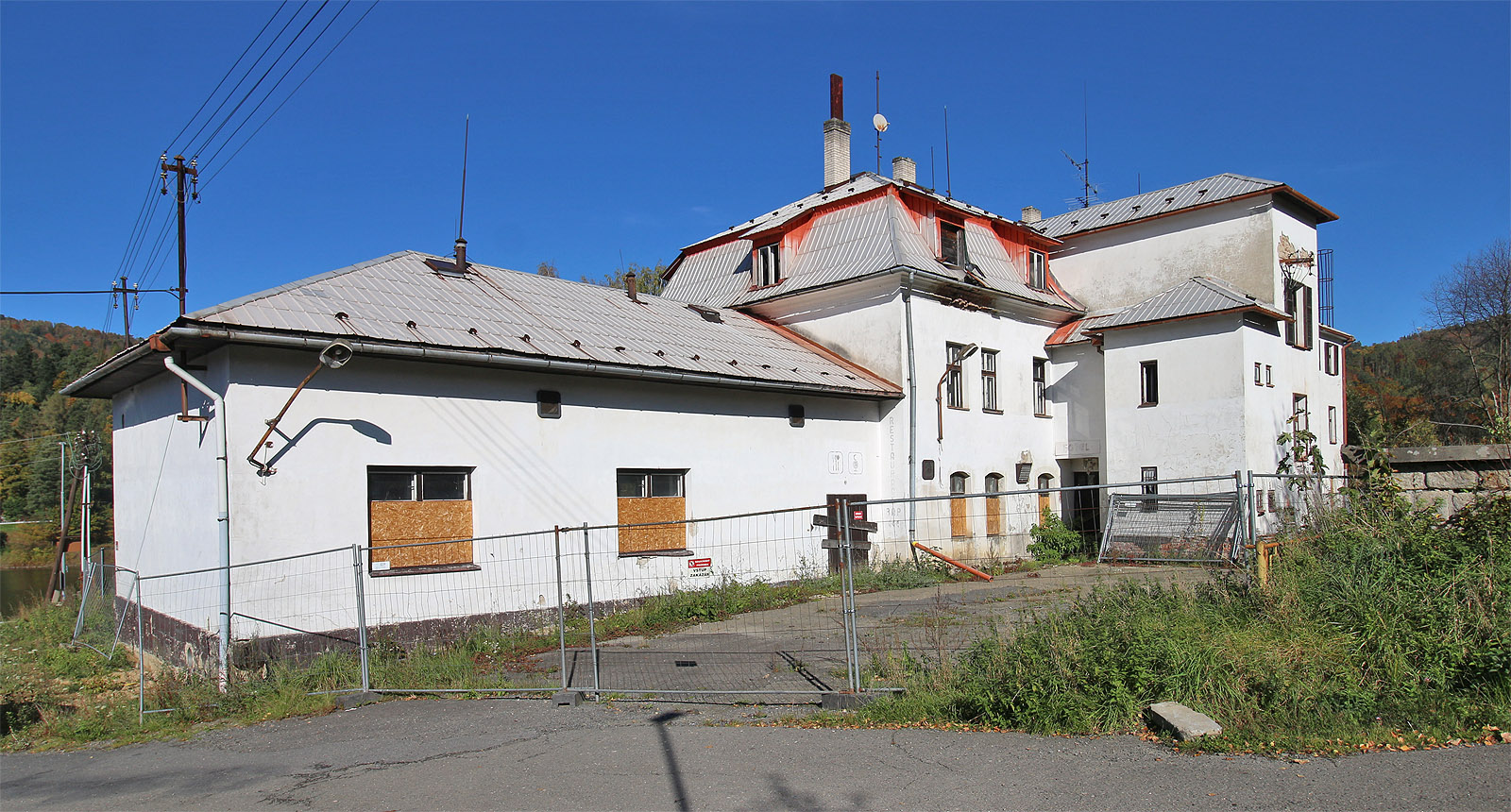 Pohled z obrácené strany od jihozápadu. Mansardová střecha hlavní budovy naznačuje barokní tvarosloví, hotel je však nejméně o 150 let mladší, než by se mohlo zdát.
