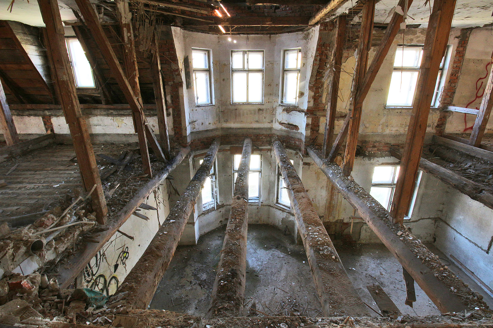 Pohled na útroby naznačené hranolovité věže přes výšku dvou podlaží.