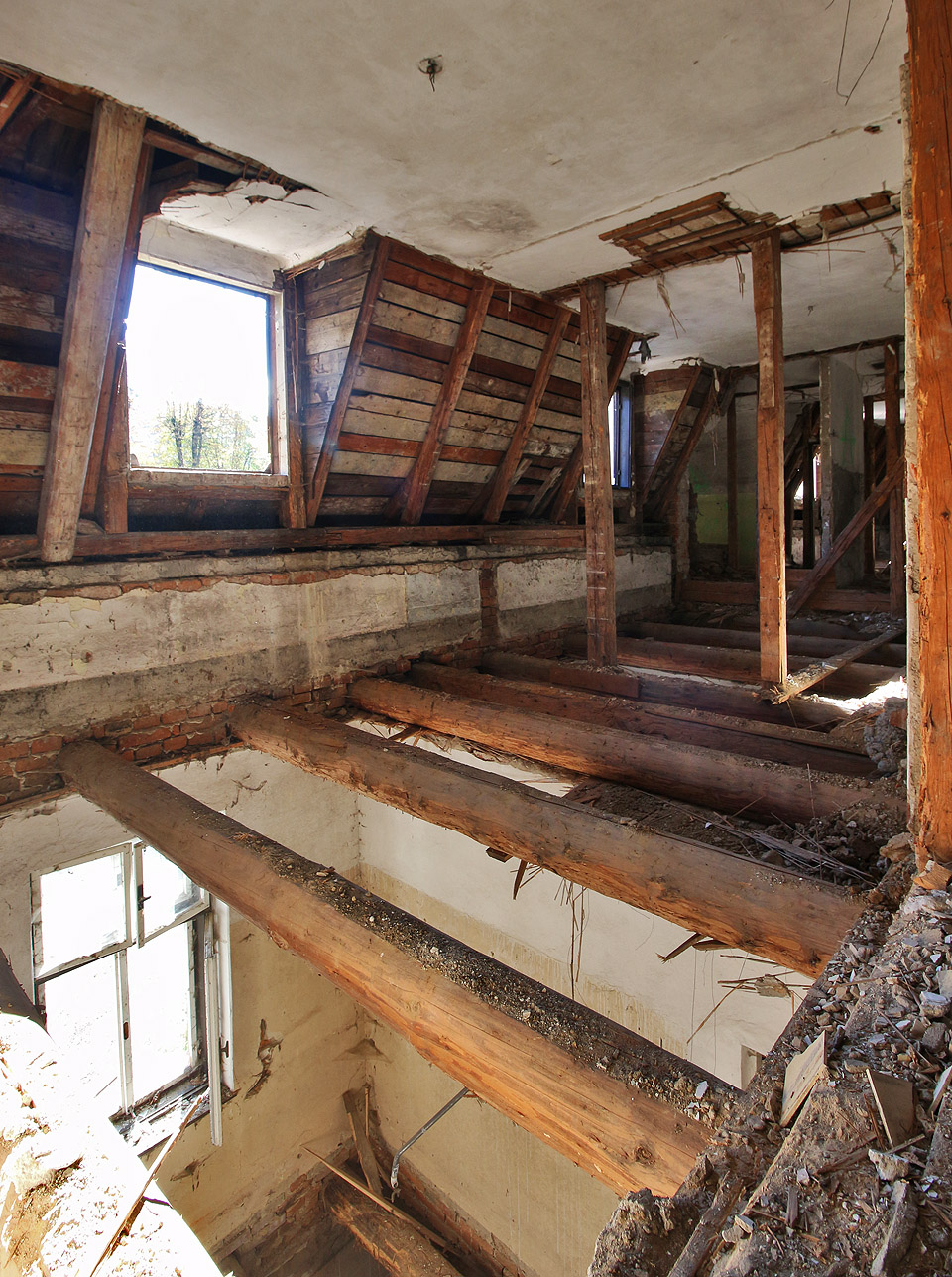 Díky funkční střeše je hotel nicméně stále ještě ve víceméně opravitelném stavu.