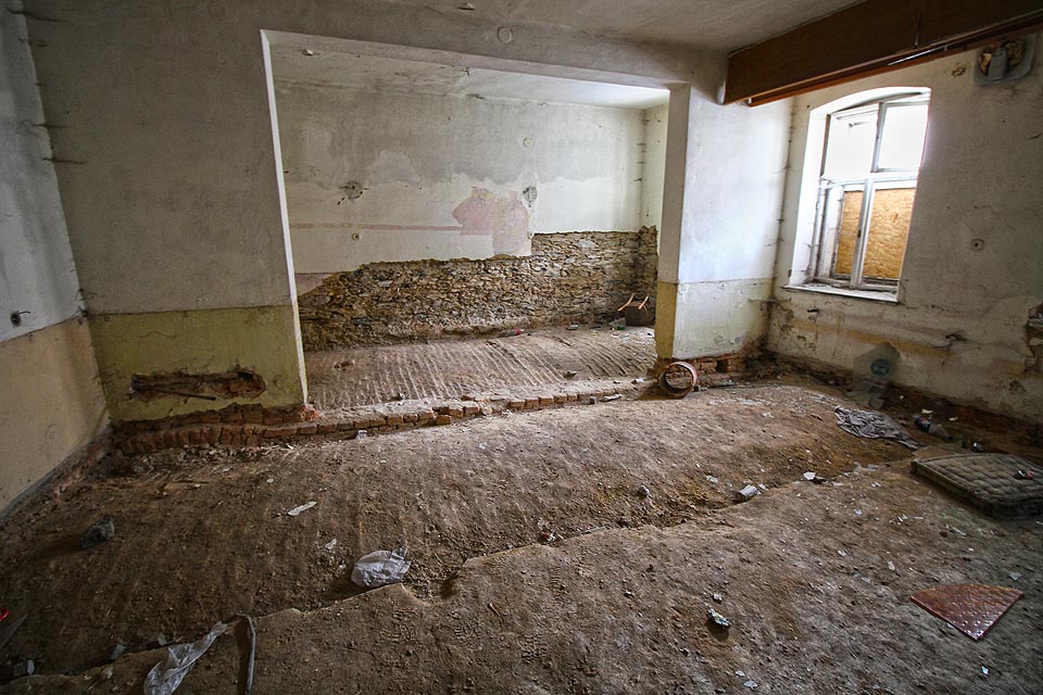 Pracnost a současně kvalita staveb z přelomu 19. a 20. století nás nepřestává fascinovat. Od doby, kdy se objevil beton a moderní tvárnice, nevěnoval nikdo tolik trpělivé práce zdění kleneb a zdí z cihel. 