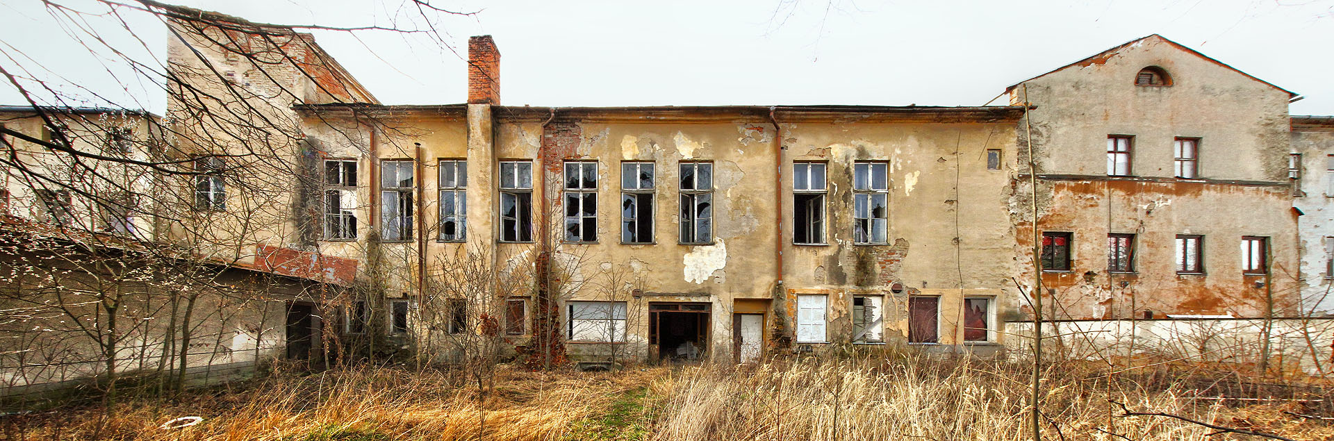 Hotel Slezská beseda z opuštěného dvora. Vlevo je dobře patrné vystupující křídlo se schodištěm a toaletiami.