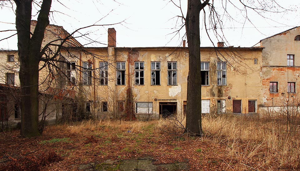 Hotel je vklíněn mezi starobylé domy zlatohorského náměstí. Často kamenné a s počátky možná až ve 14. století.