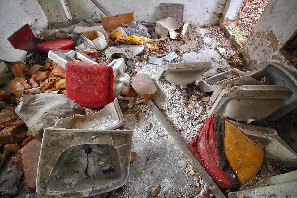 Mimo jiné se zde nachází největší sbírka umyvadel ve Zlatých Horách. Bohužel nepříliš udržovaná.