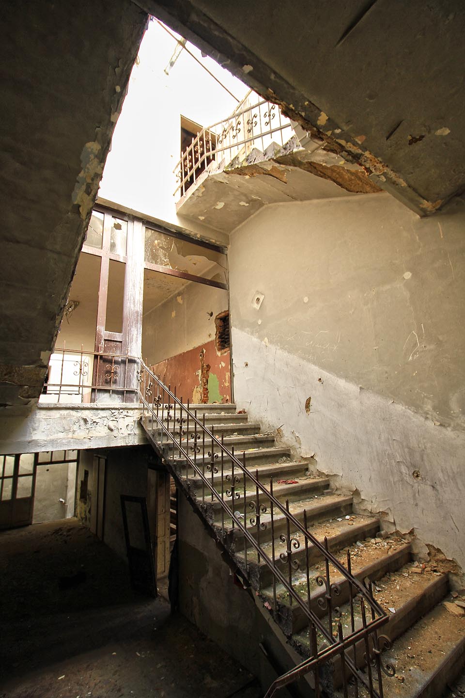 Ačkoliv se snažíme opakovaně vzdálit, hlavní schodiště nás neustále přitahuje jako podivný atraktor.