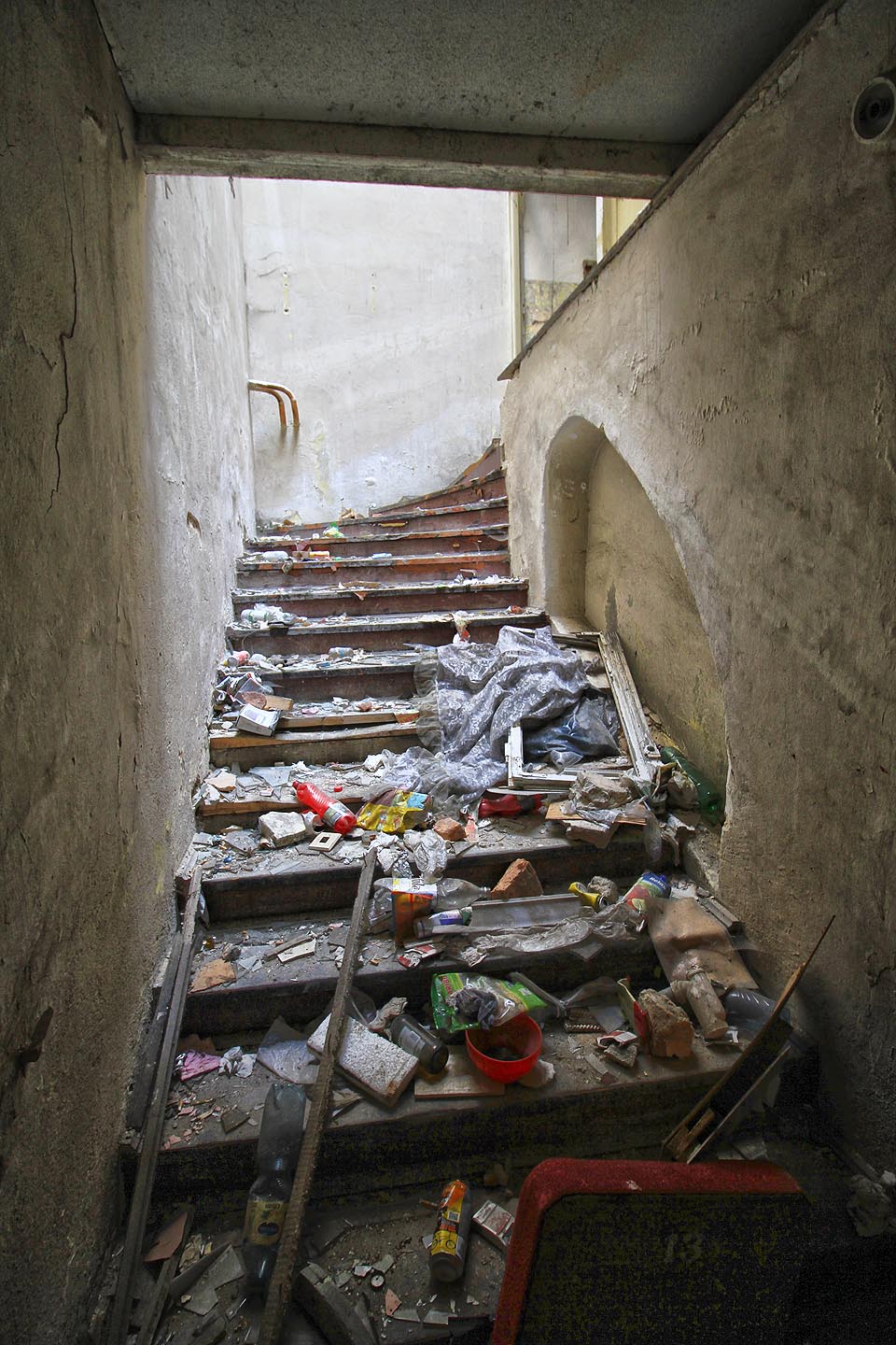 Do prvního patra nicméně vystoupejme po bočním schodišti, určeném pro personál. Bůhví, proč, se později stalo šachtou na odpadky.
