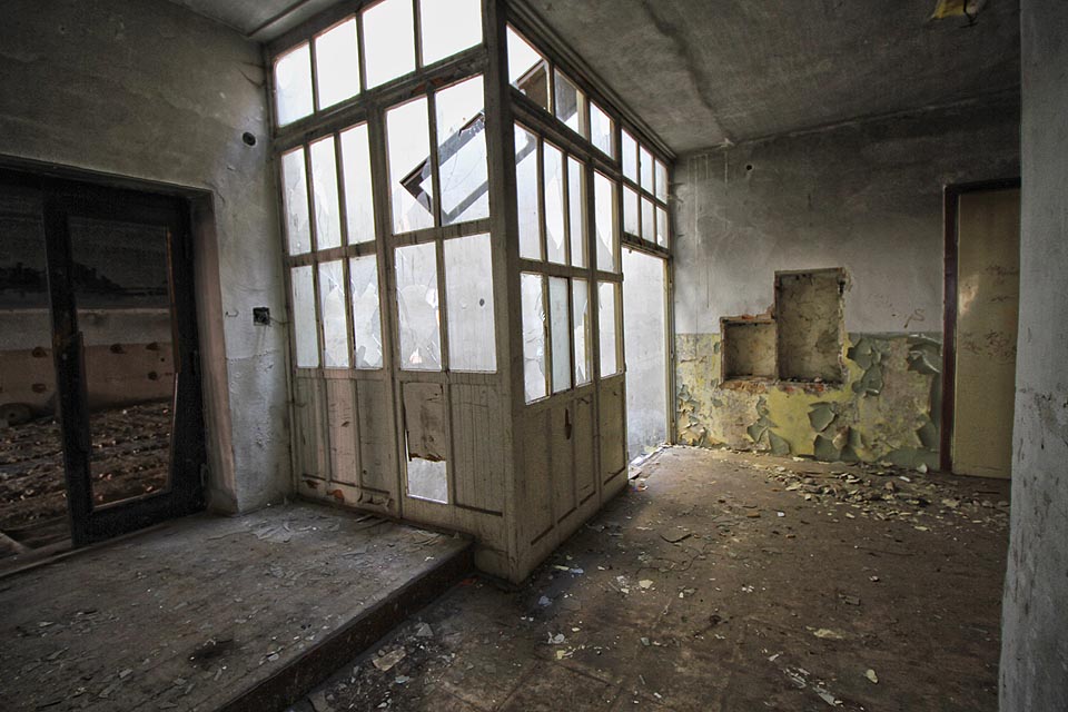 Člověk má odvahu k ničení, ku tvoření ještě dlouho ne. Jan Werich