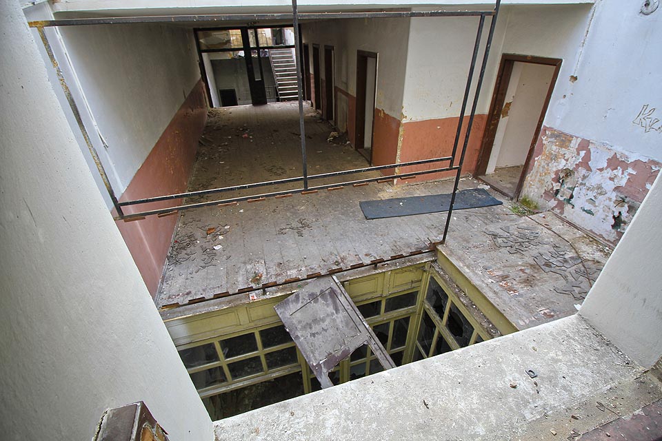 Prosklená šachta mezi přízemím a prvním patrem sloužila snad jako světlík a výtah současně.