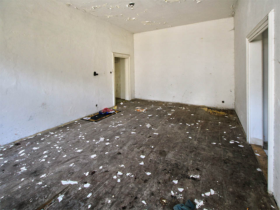 Hosté odešli, všechny pokoje jsou jednotvárně prázdné.