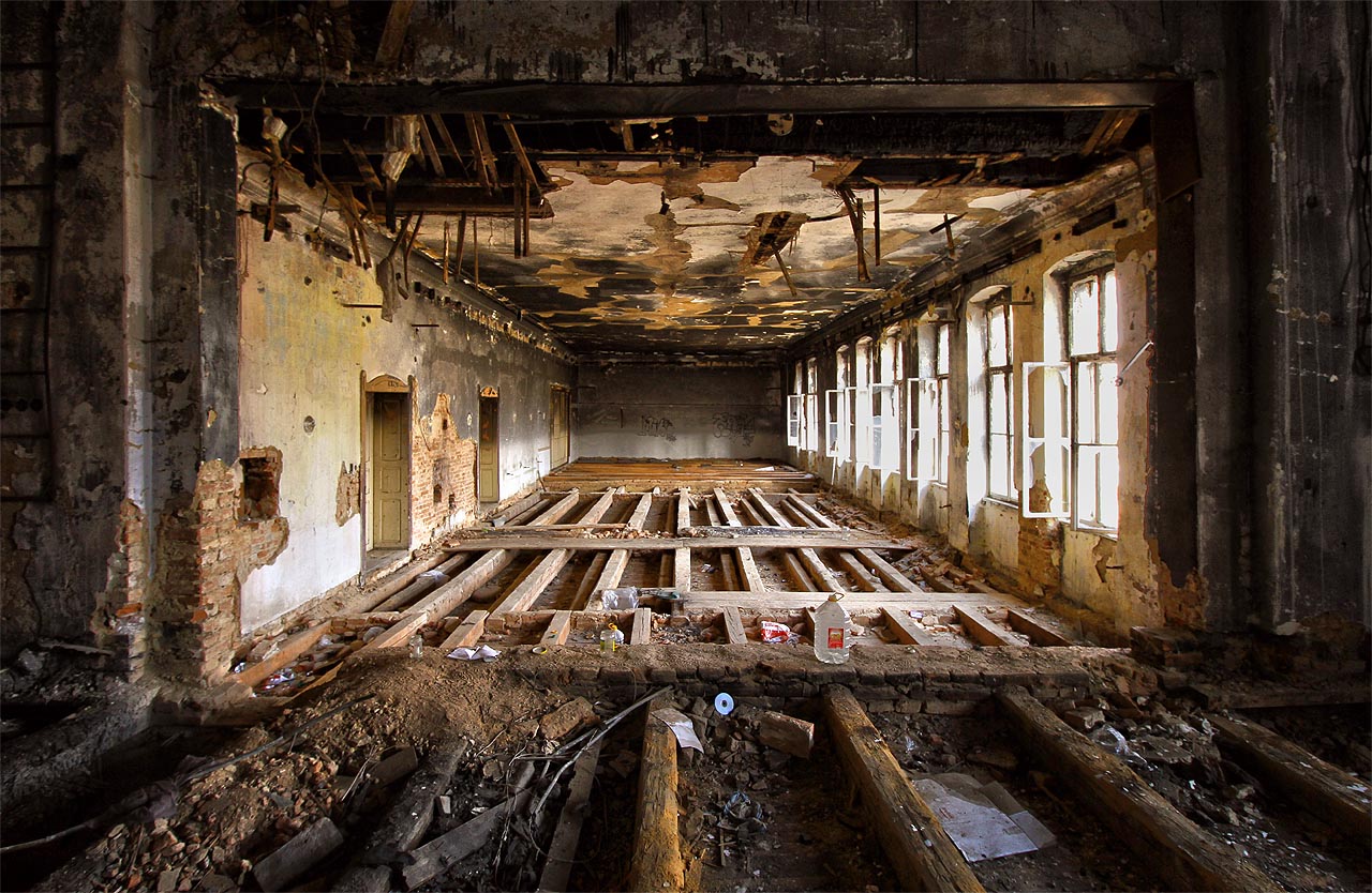 Stěny a strop zčernaly od sazí pravděpodobně díky požáru, který onehdy vypukl na jevišti. Nenapáchal ale naštěstí větších škod. Třeba se ještě dočkáme obnovených představení, nebo alespoň přestavby jako divadlo v Adamově.