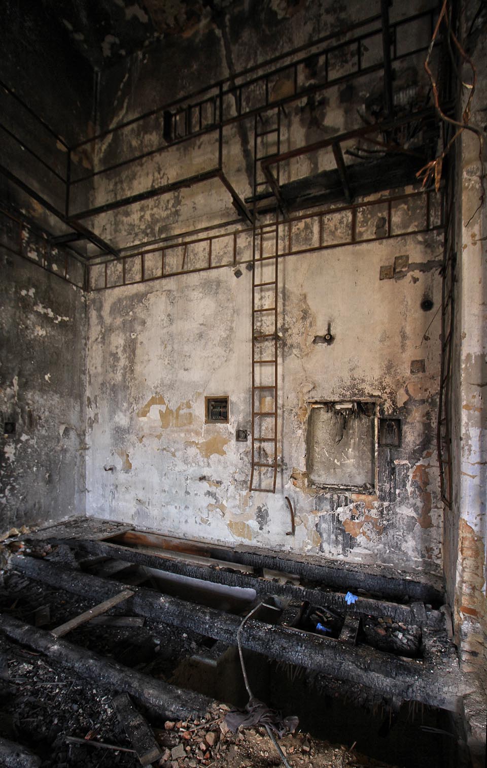 Prohořelé stropy se naštěstí podařilo relativně rychle uhasit a budoucnost hotelu tak ještě není beznadějná. Narozdíl od cesty k žebříku na ochoz.