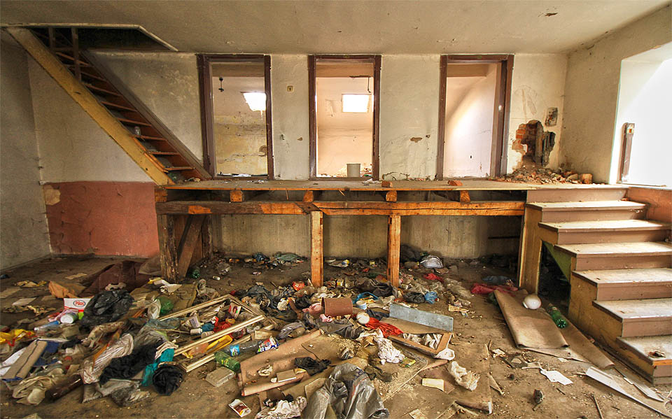 V podkrovnách částech třetího patra pravděpodobně bydleli zaměstnanci hotelu. Komůrky připomínající cely jsou nesrovnatelně menší než pokoje movitých hostí.