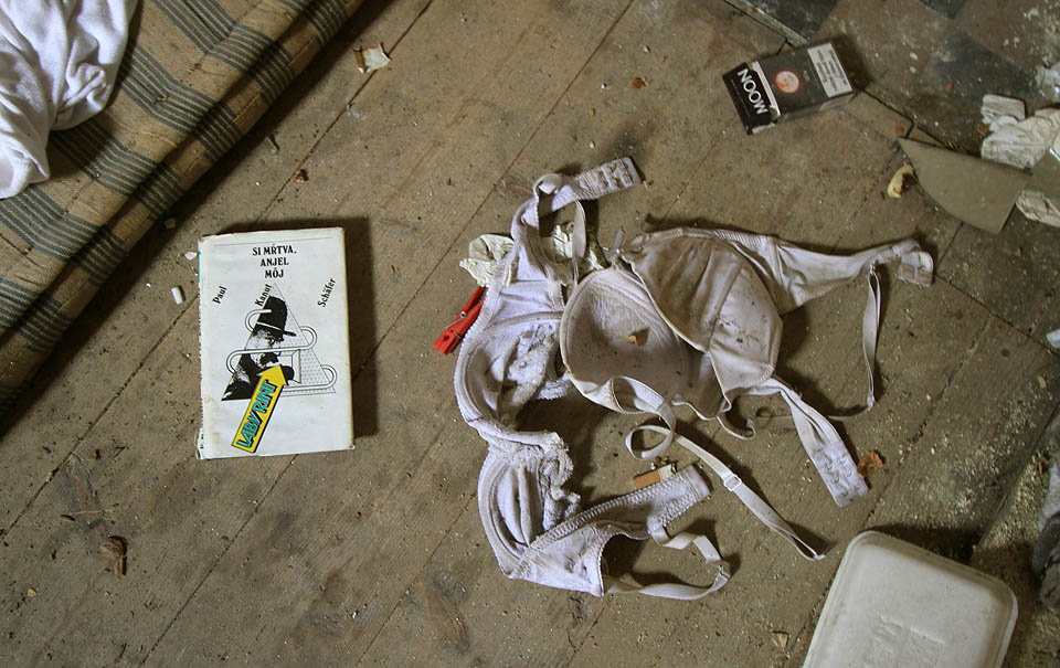 Tmavé noci v podkroví opuštěného hotelu se dají trávit různě. Si mŕtva anjel môj.