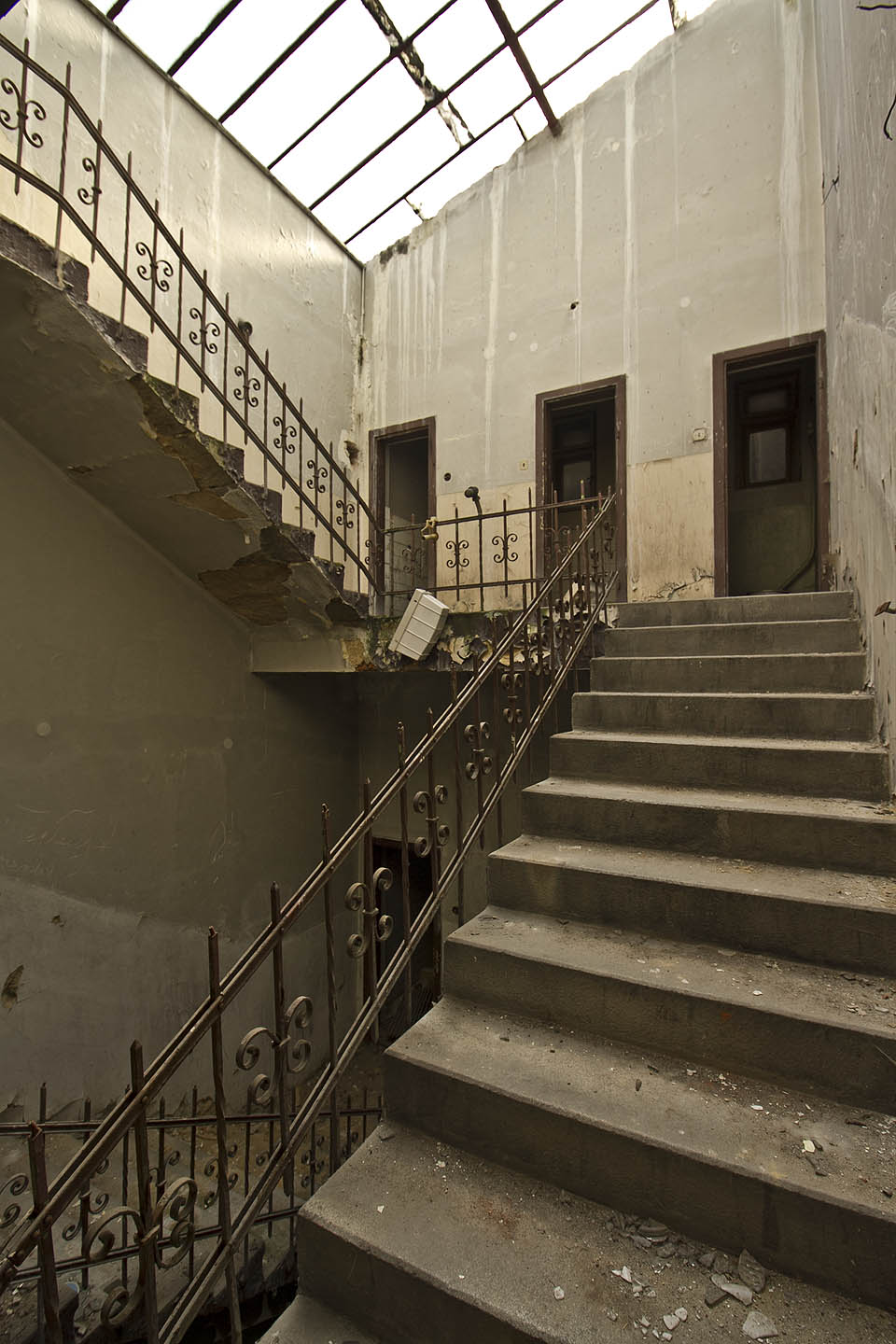 Toalety umístěné v mezipatře byly elegantně odděleny od ubytovací části hotelu. Schodiště se nevytápělo, do chodeb se vcházelo přes prosklené dřevěné příčky.