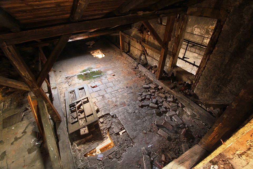 Za tuhle půdu by se nemusel stydět ani Maxmilián Dráp. Kam asi dopadá sluneční svit 8. září odpoledne?