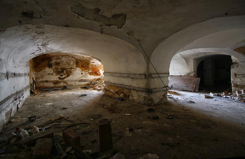 Velkolepé prostory hotelu kontrastují se stísněnými sklepeními, kudy lze projít pouze v předklonu. Podezříváme stavitele, že využili sklepy starších a menších staveb barokního střihu.