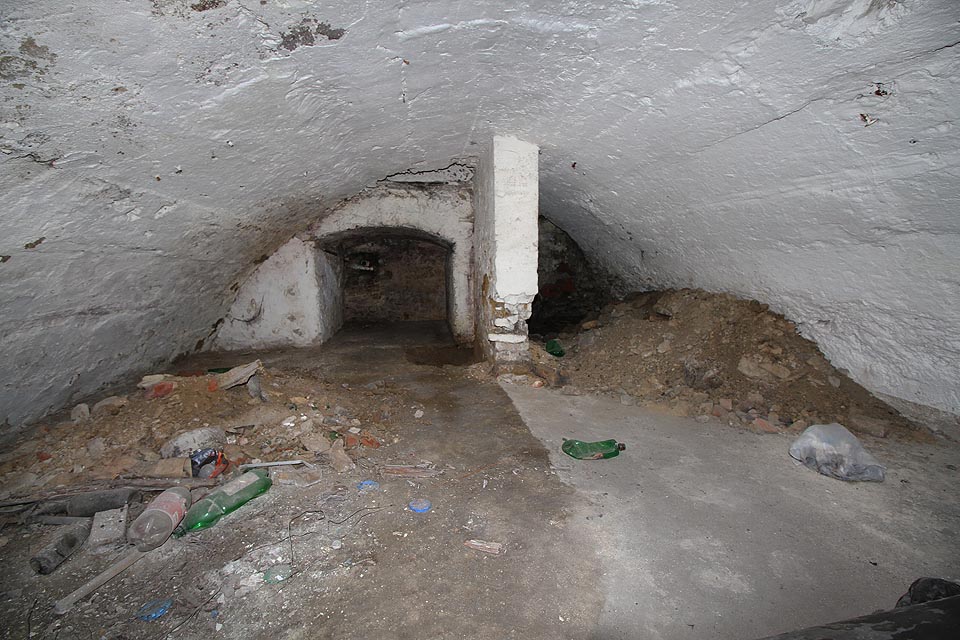 Modernější část sklepů ve tvaru betonové řetězovky. Kdo a proč tu kopal, se už nikdy nedozvíme.