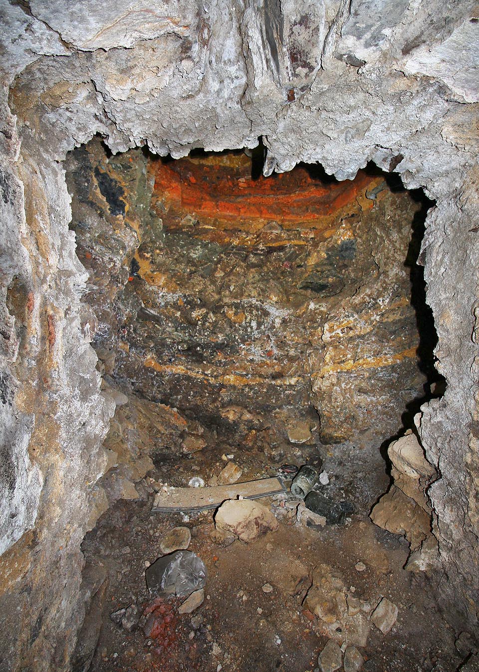 Že jsou Zlaté Hory městem kovkopů je zřejmé i ze sklepení hotelu. Pod město odtud vybíhá malá ražená štola zakousnutá do krásně barevného ložiska nějaké ušlechtilé rudy.